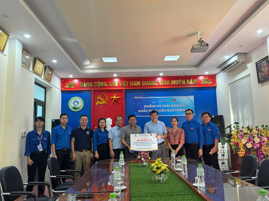 PGS.TS Đinh Văn Châu trao ủng hộ, gửi tới người dân vùng lũ. e10.jpg