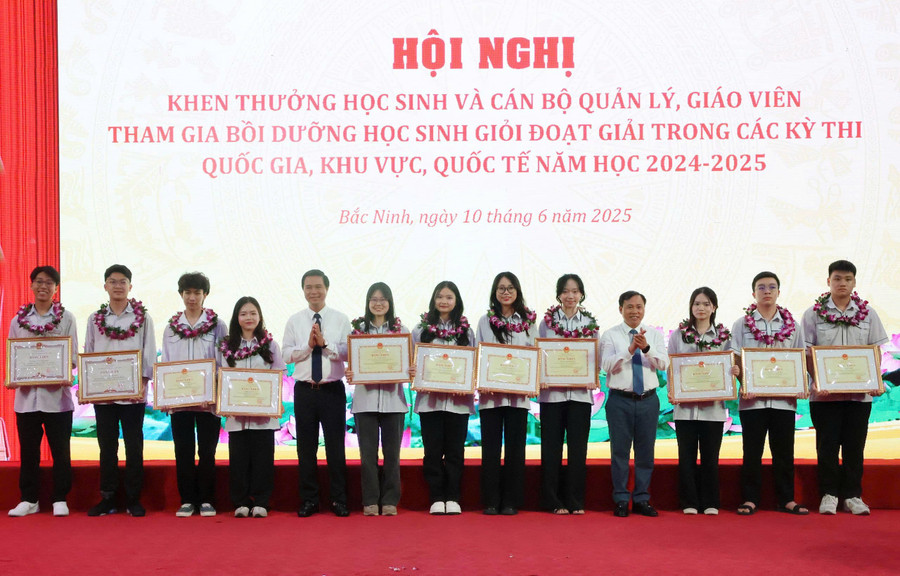 Ông Lê Xuân Lợi - Phó Chủ tịch UBND tỉnh Bắc Ninh (thứ 5 từ trái sang) và ông Nguyễn Hữu Bình - Phó Giám đốc Sở GD&ĐT Bắc Ninh trao khen thưởng cho học sinh. b-1.jpg