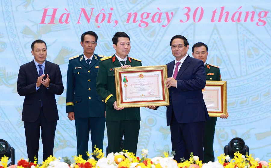 Thủ tướng Phạm Minh Chính trao Huân chương Bảo vệ Tổ quốc hạng Nhất cho MB tại Hội nghị 80 năm Doanh nghiệp đồng hành cùng đất nước. 1756565013049.png