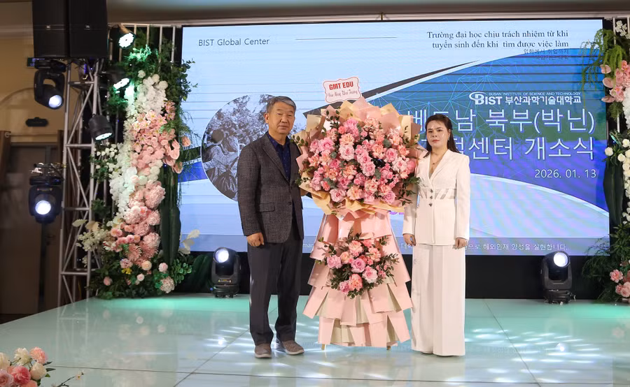 Đại diện đơn vị chúc mừng văn phòng đại diện Trường Đại học Khoa học Kỹ thuật Busan tại Bắc Ninh.