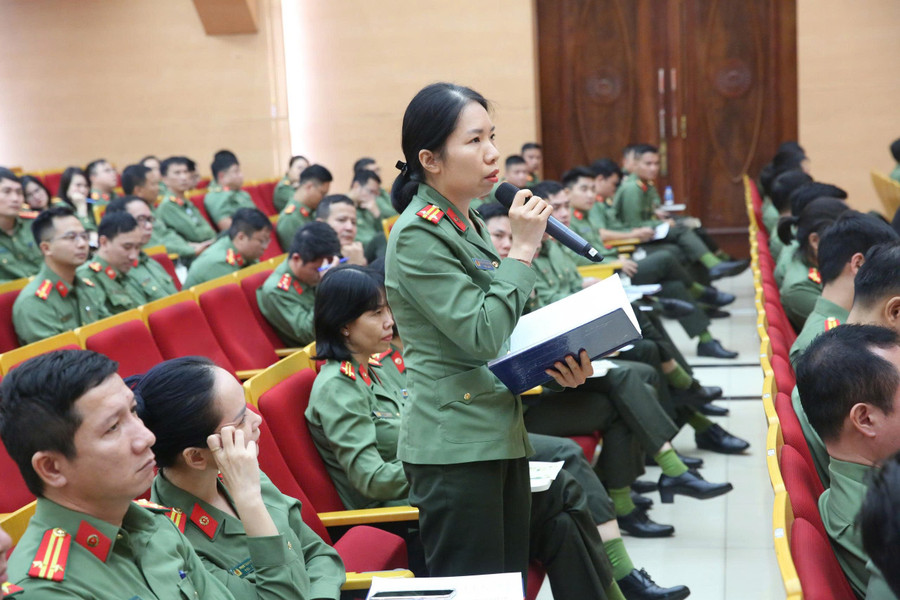 Cán bộ chiến sĩ đặt câu hỏi tại hội nghị về nhà ở xã hội.