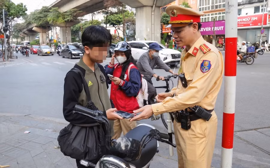 CSGT xử lý học sinh vi phạm trật tự ATGT tại khu vực các cổng trường học.