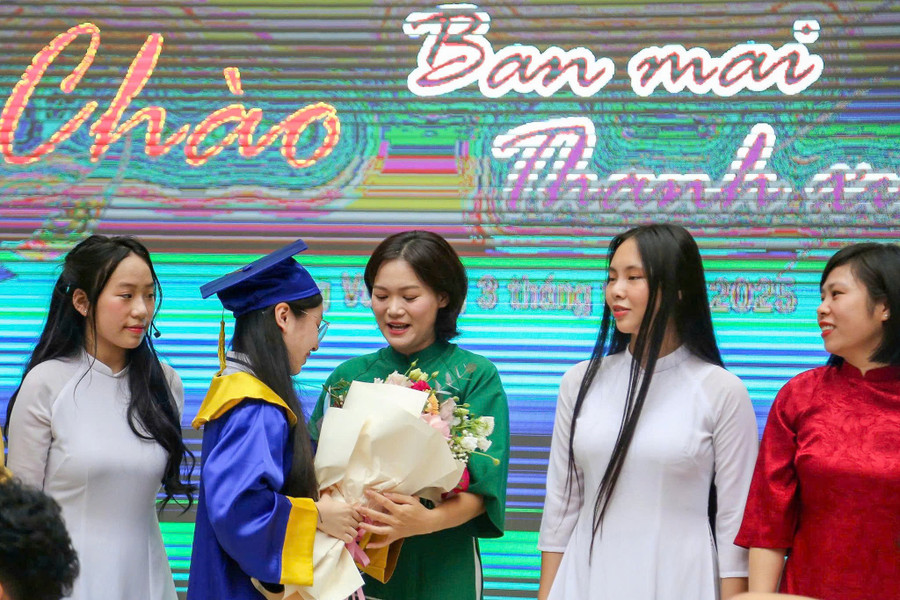 Những bó hoa tươi thắm thay lời tri ân được học sinh gửi tặng thầy cô nhân lễ ra trường. gv-11.jpg