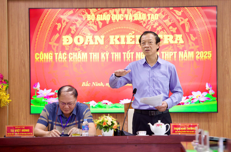 Thứ trưởng Bộ GD&ĐT Phạm Ngọc Thưởng chỉ đạo tại buổi kiểm tra.