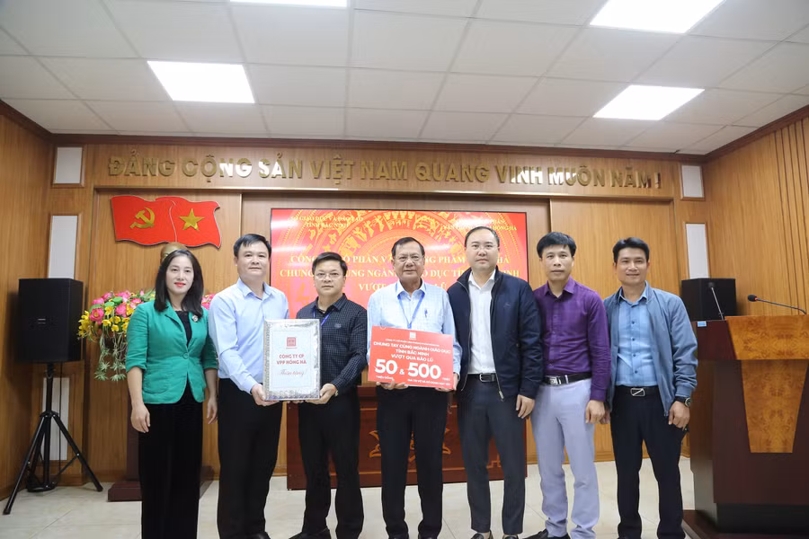 Đoàn Bộ GD&ĐT và Công ty CP Văn phòng phẩm Hồng Hà trao quà cho đại diện Sở GD&ĐT Bắc Ninh.