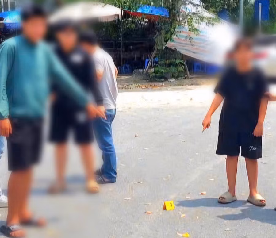 3 đối tượng tại địa điểm xảy ra sự việc “xin đểu” 2 học sinh.