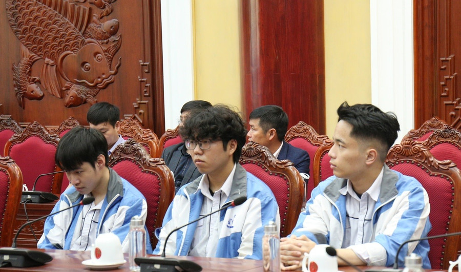 Em Ngô Quang Minh (ngoài cùng bên phải); em Nguyễn Đức Tuyến (thứ 2 từ phải sang).
