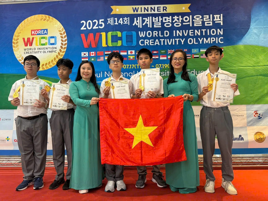 Học sinh đoạt huy chương Vàng và 2 cô giáo (Đoàn Thị Lan, Vũ Thị Thu Trang) dẫn đoàn.