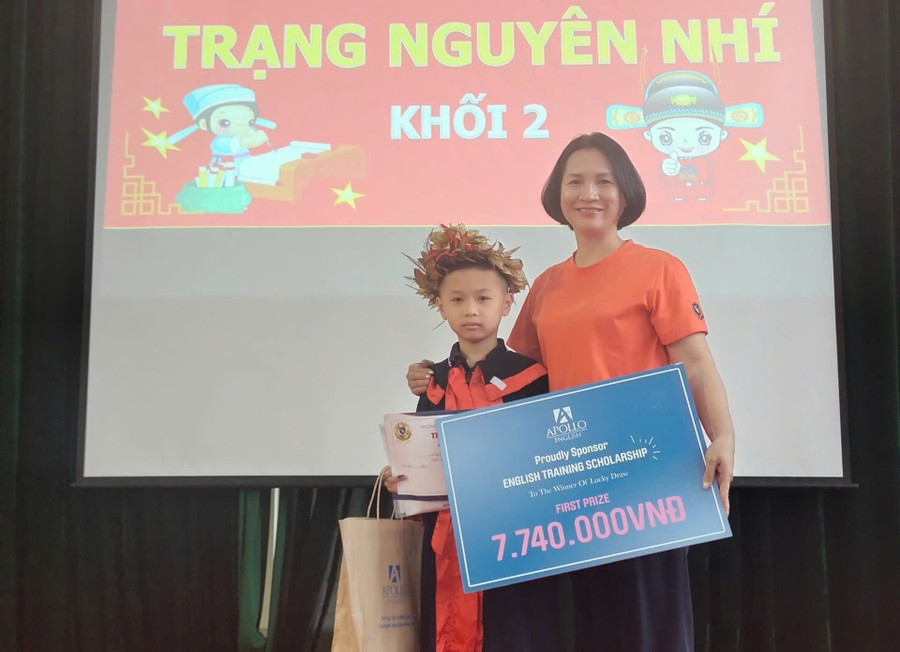 Cô Đào Thị Thúy - Hiệu trưởng Trường Tiểu học Yên Hòa khen thưởng em Nguyễn Quý Minh lớp 2A1 đạt giải Nhất khối 2. y-9.jpg
