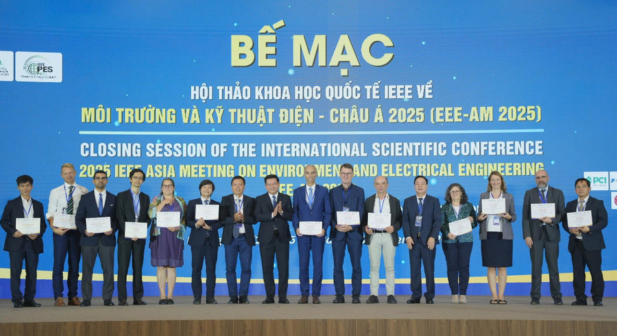 Lãnh đạo Trường Đại học Điện lực trao giấy chứng nhận cho đại diện diễn giả tại Hội thảo EEE-AM2025.