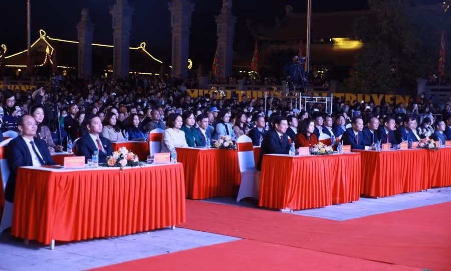 Các đại biểu và nhân dân dự lễ hội.