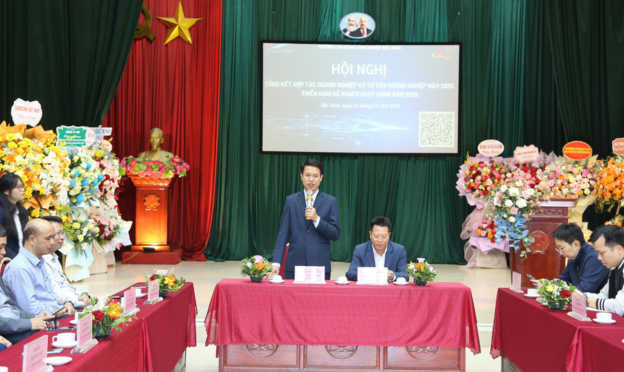 Ban tổ chức Hội nghị trao đổi với các doanh nghiệp, trường THPT.