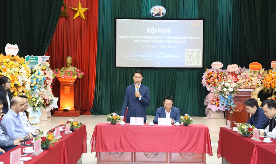 Ban tổ chức Hội nghị trao đổi với các doanh nghiệp, trường THPT.