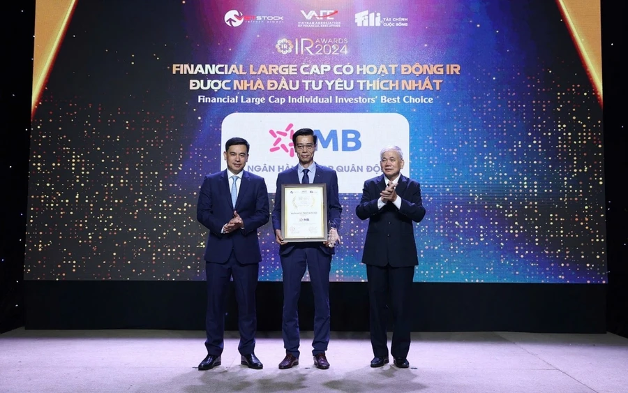 Ông Đàm Nhân Đức - Kinh tế trưởng đại diện MB nhận giải thưởng Financial Large Cap có hoạt động IR được Nhà đầu tư yêu thích nhất.