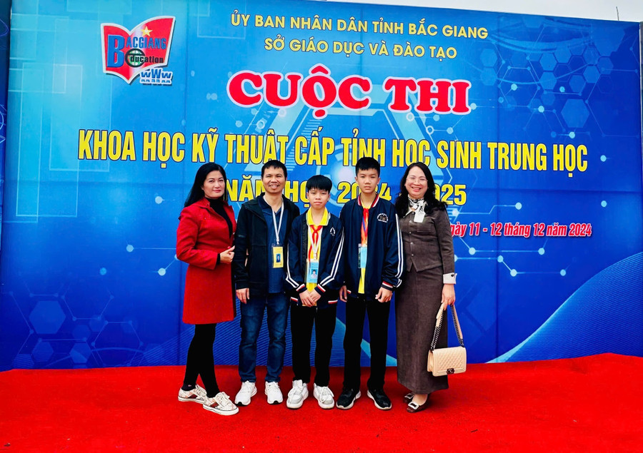 Các thầy cô giáo chụp ảnh lưu niệm cùng học sinh thi KHKT cấp tỉnh Bắc Giang học sinh trung học - năm học 2024- 2025. trong-4.jpg