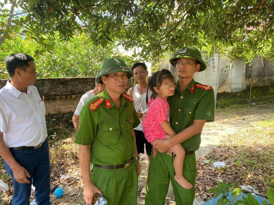 Cháu H được công an giải cứu an toàn. Ảnh: TG