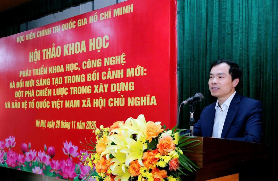 PGS,TS Nguyễn Mạnh Hùng phát biểu khai mạc và đề dẫn hội thảo.