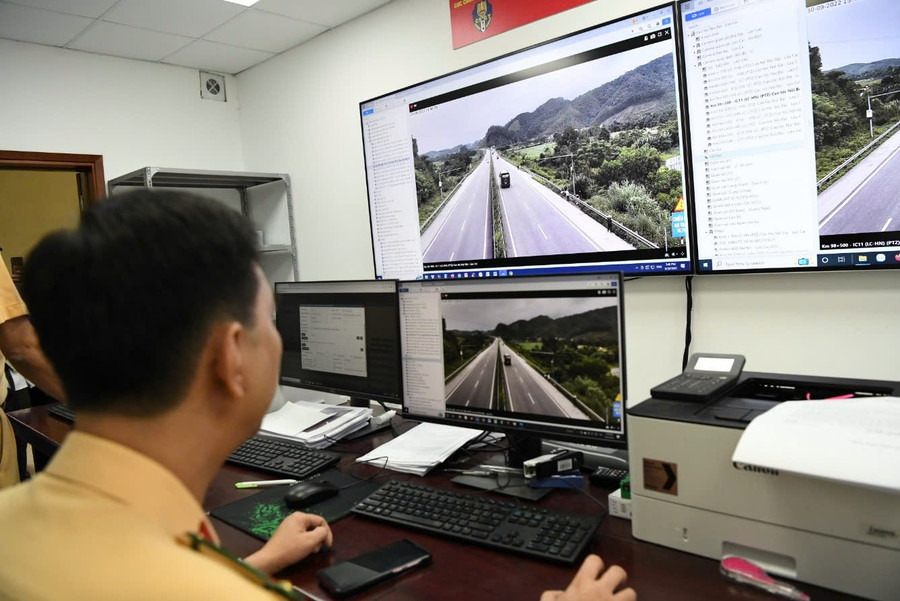 CSGT kiểm tra qua dữ liệu để phát hiện, ghi nhận và xử lý đối với các trường hợp lái xe vi phạm. z6734271999338-a3aa7489af6e01cb948f60e1672e8fd4.jpg