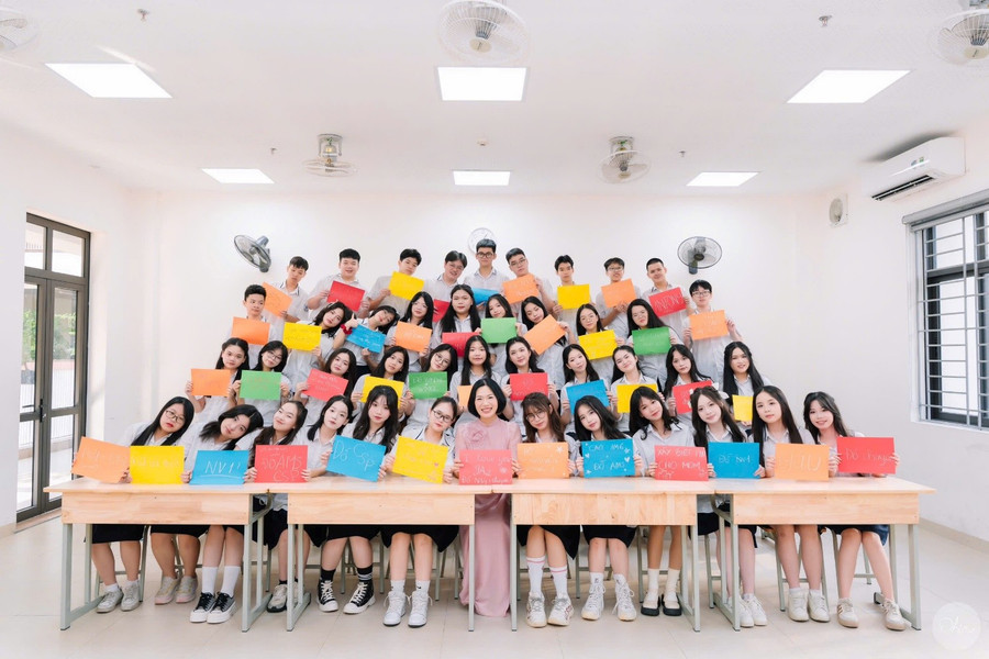Chủ nhiệm Trần Thị Thu Hiền và học sinh lớp 9A2. gv-1.jpg