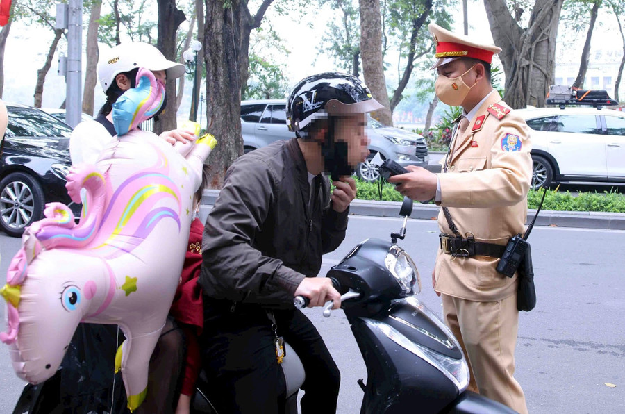 CSGT kiểm soát nồng độ cồn trên tuyến phố Lê Thái Tổ.