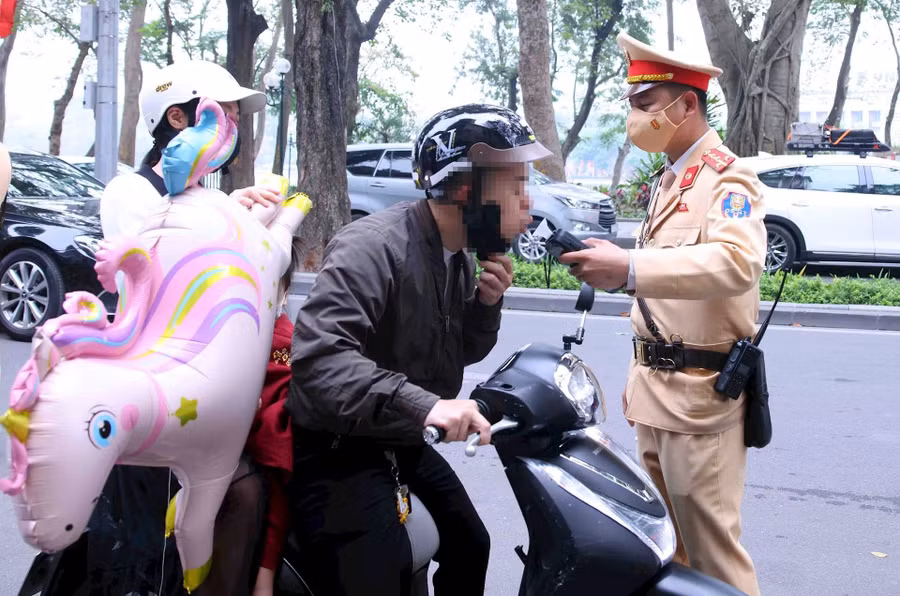 CSGT kiểm soát nồng độ cồn trên tuyến phố Lê Thái Tổ.