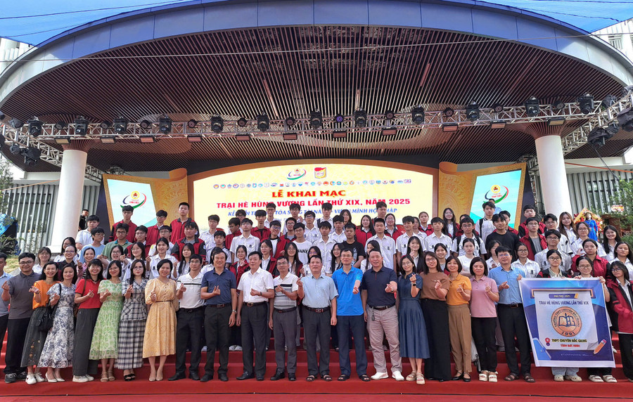 Đoàn giáo viên, học sinh Trường THPT Bắc Giang chụp ảnh lưu niệm tại Trại hè Hùng Vương 2025.