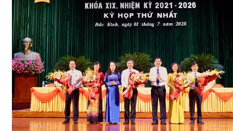 Bí thư Tỉnh ủy Bắc Ninh Nguyễn Văn Gấu tặng hoa chúc mừng lãnh đạo HĐND Bắc Ninh mới.