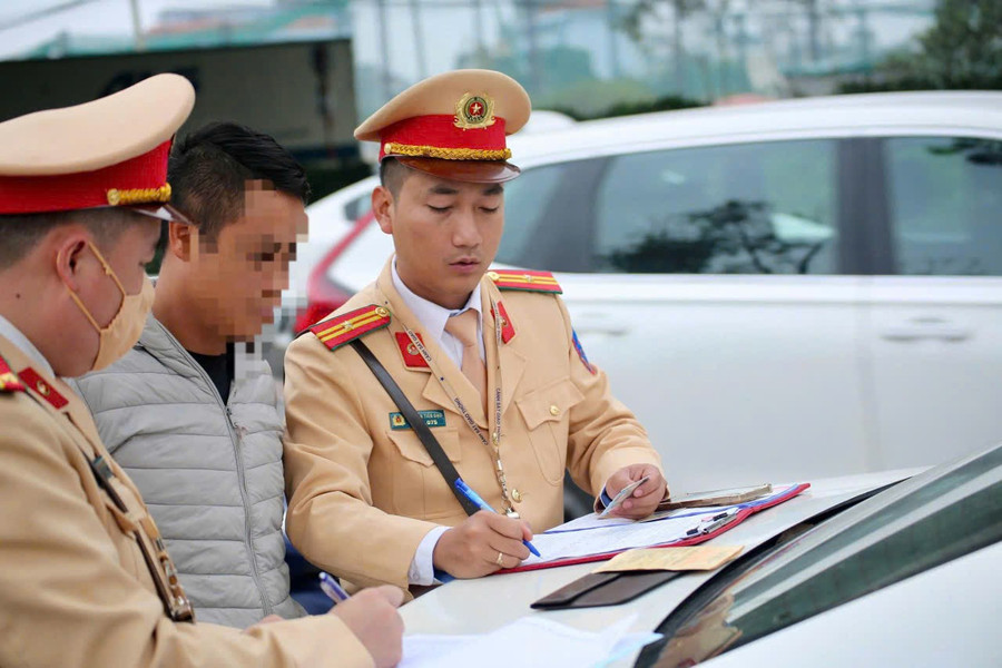 CSGT lập biên bản lái xe vi phạm.