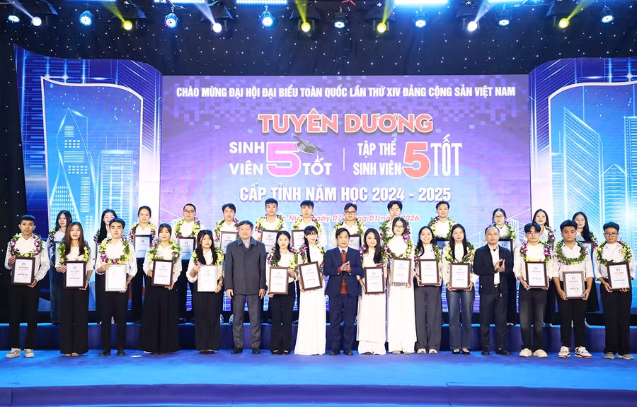 Trao tặng danh hiệu “Sinh viên 5 tốt” và tập thể “Sinh viên 5 tốt” cấp tỉnh.