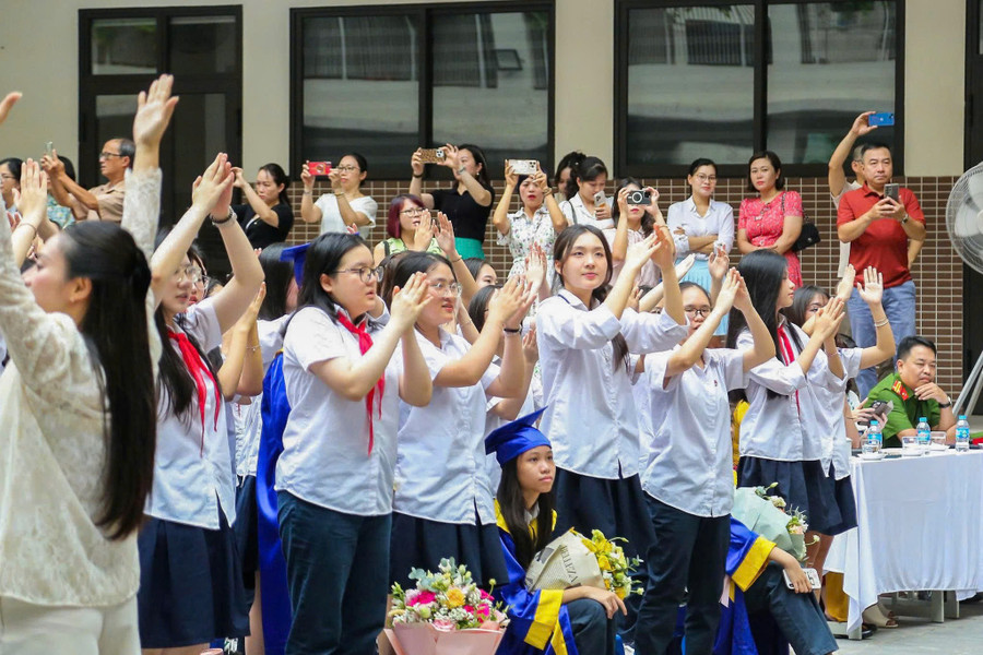 Trong không khí trang nghiêm có cảm giác bâng khuâng, lưu luyến của học sinh khối 9. gv-1.jpg