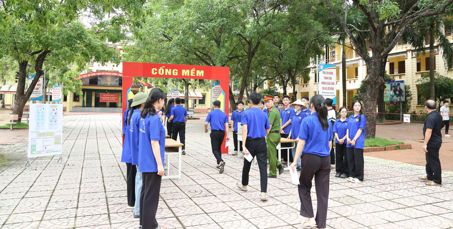 Thí sinh di chuyển qua cổng mềm an ninh. b-1.jpg