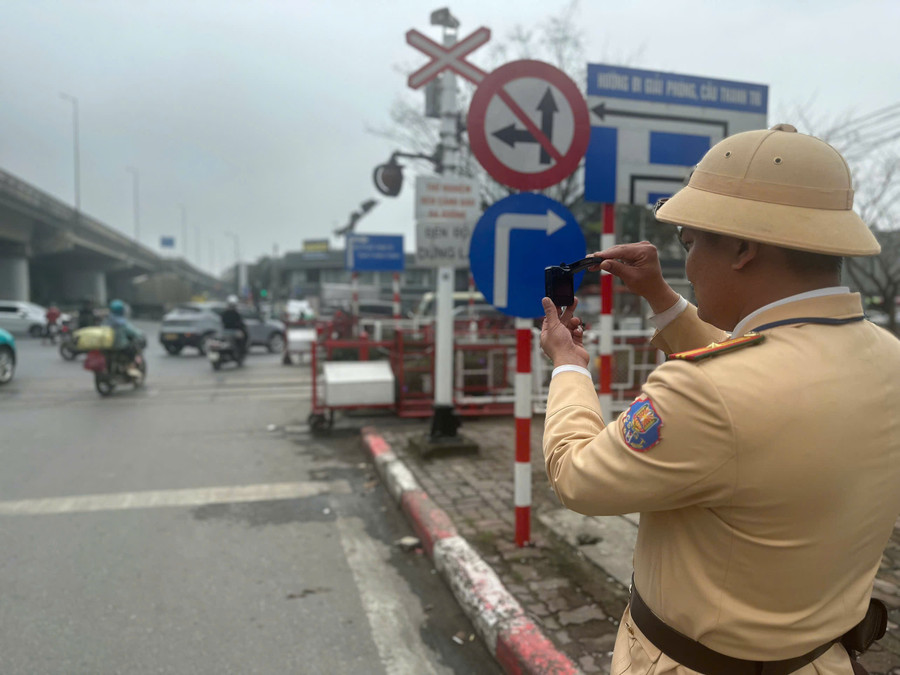 CSGT ghi hình trường hợp vi phạm.