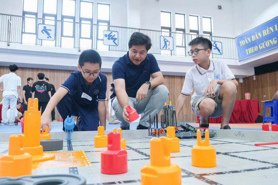 Ông Lưu Văn Thông - Hiệu trưởng Trường THCS Cầu Giấy động viên học sinh tại giải đấu. t3.jpg