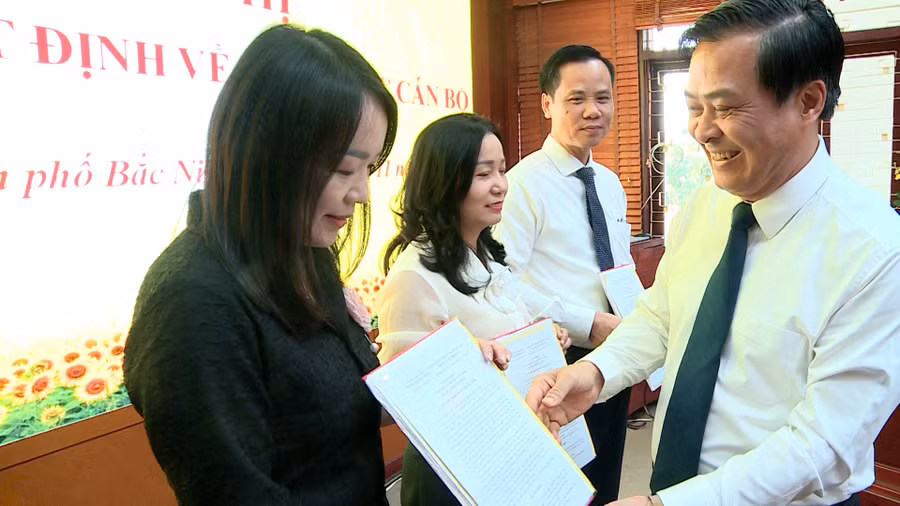 Chủ tịch UBND TP. Bắc Ninh Nguyễn Mạnh Hiếu trao quyết định bổ nhiệm Trưởng phòng GD&ĐT thành phố. 