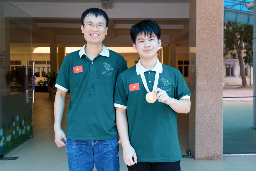 Em Giáp Vũ Sơn Hà (bên phải) và thầy Vương Trường Sơn.