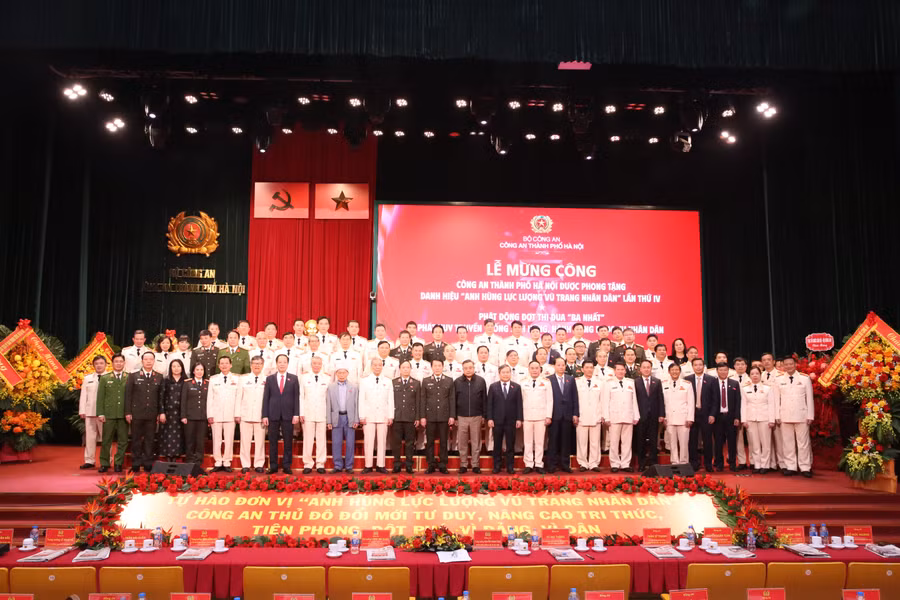 Các đại biểu tham dự lễ mừng công chụp ảnh lưu niệm. Ảnh: VT.