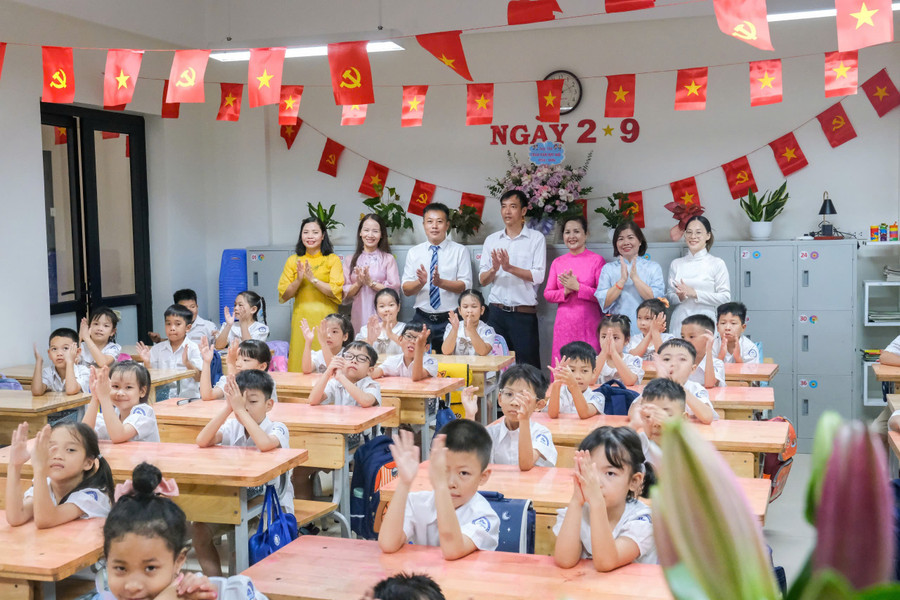 Đại biểu và thầy cô giáo động viên học sinh học tốt trong năm học mới. dn13.jpg