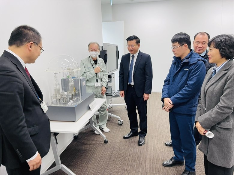 Đoàn công tác tham quan cơ sở thí nghiệm, thực hành của trung tâm.