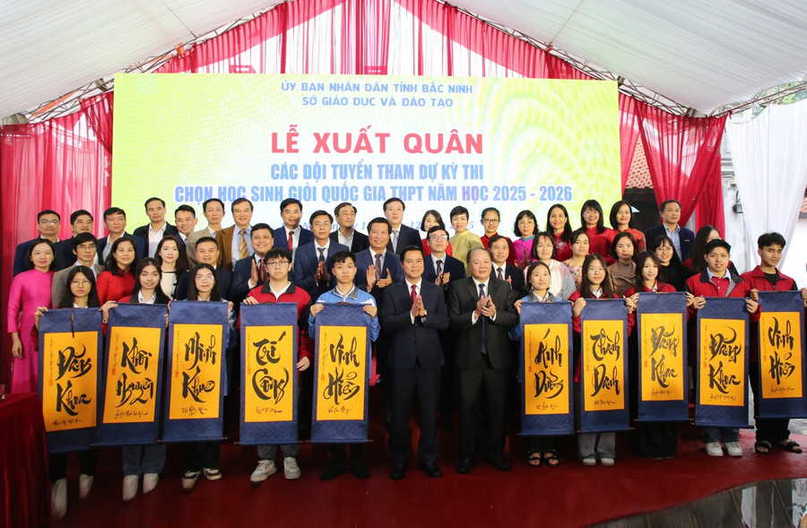 Phó Chủ tịch UBND tỉnh Bắc Ninh Lê Xuân Lợi cùng đại biểu chụp ảnh lưu niệm với đại diện giáo viên và học sinh.