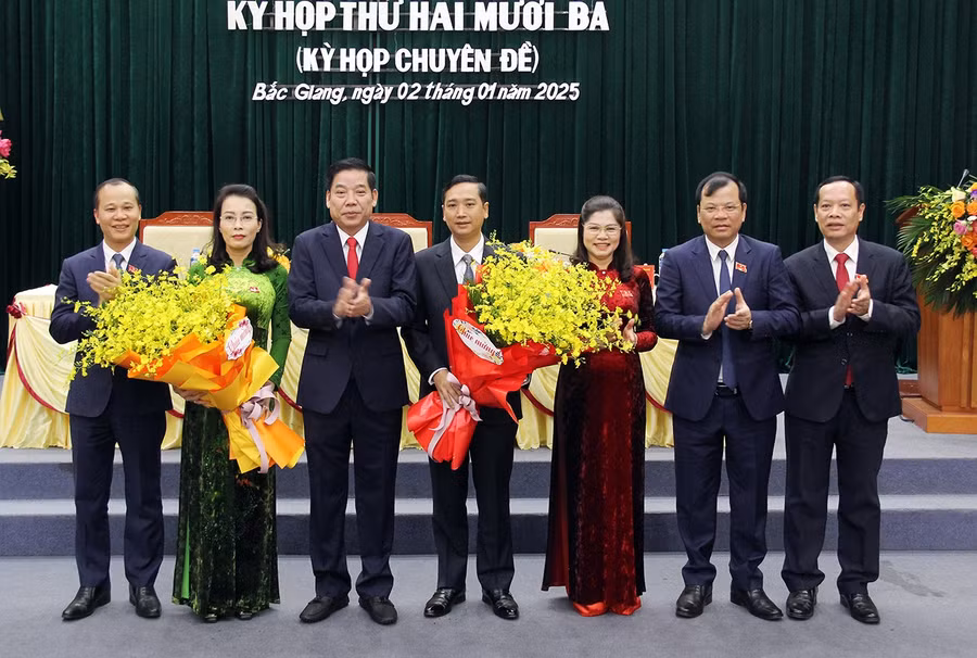 Lãnh đạo tỉnh Bắc Giang tặng hoa chúc mừng bà Nguyễn Thị Hương và ông Nguyễn Việt Oanh.