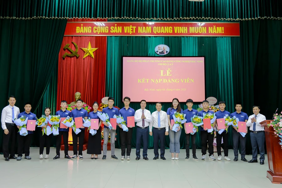 Phó Chủ tịch UBND tỉnh Bắc Ninh và lãnh đạo các sở, ngành chúc mừng các đảng viên mới.