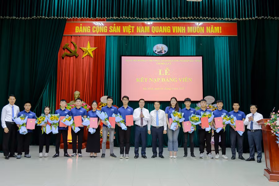 Phó Chủ tịch UBND tỉnh Bắc Ninh và lãnh đạo các sở, ngành chúc mừng các đảng viên mới.