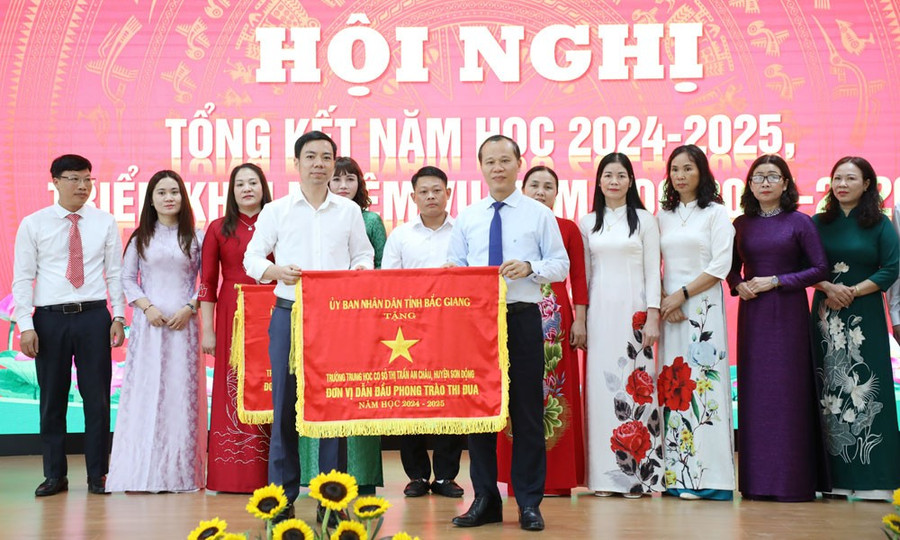 Ông Mai Sơn trao Cờ đơn vị dẫn đầu phong trào thi đua năm học 2024-2025 cho Trường THCS thị trấn An Châu (Ảnh BBG).
