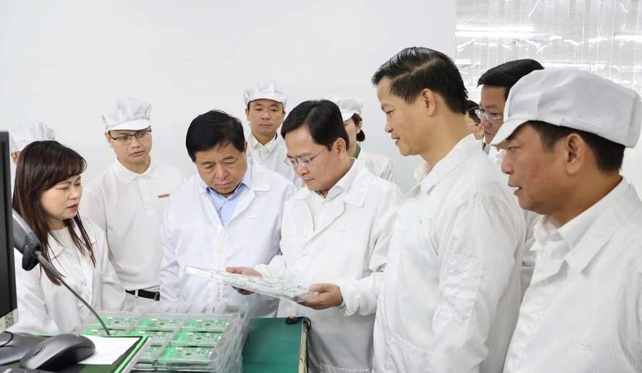 Các đại biểu xem sản phẩm của Công ty Hanel PT.
