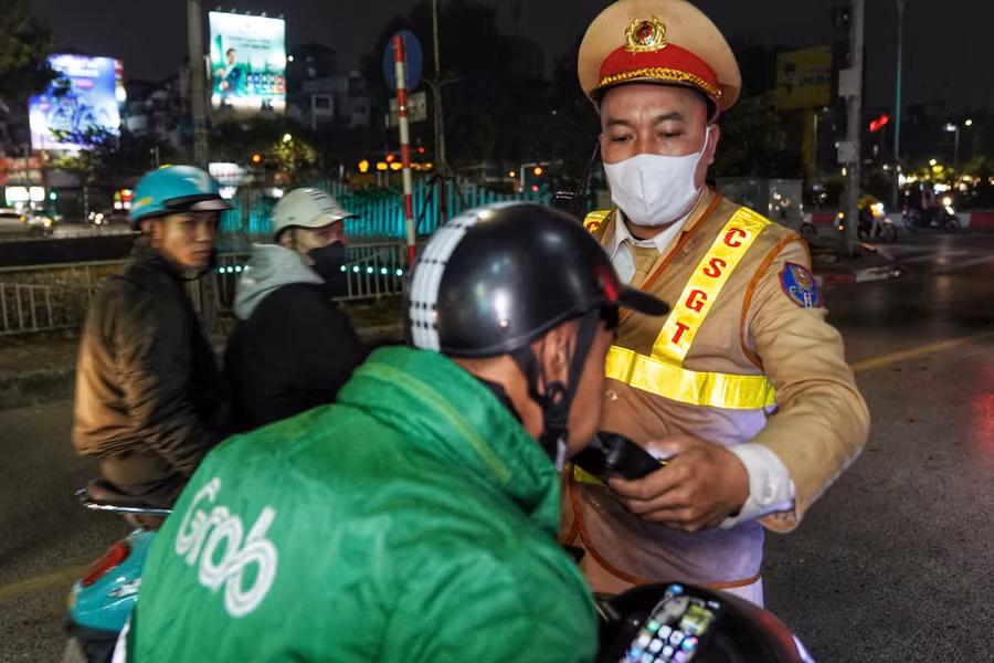 CSGT kiểm tra nồng độ cồn lái xe. Ảnh: TG