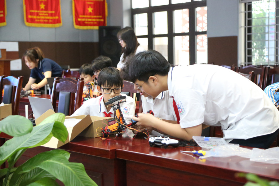 Cuộc thi tạo sân chơi về khoa học, công nghệ mang tính trí tuệ bổ ích giúp học sinh trau dồi, phát huy khả năng sáng tạo, rèn luyện nâng cao kỹ năng lập trình, thiết kế robot. gv-8.jpg