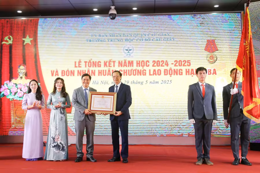 Thừa ủy quyền, Thứ trưởng Bộ GD&ĐT Phạm Ngọc Thưởng trao Huân chương Lao động hạng Ba cho nhà trường.