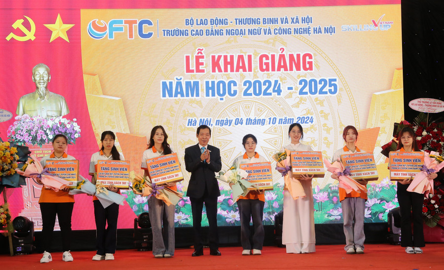 Trường Cao đẳng Ngoại ngữ và Công nghệ Hà Nội khai giảng năm học mới