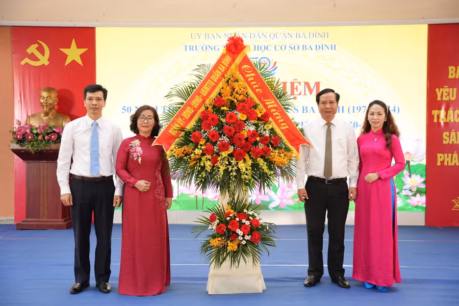 Lãnh đạo quận Ba Đình chúc mừng Trường THCS Ba Đình nhân dịp kỷ niệm 50 năm thành lập trường.