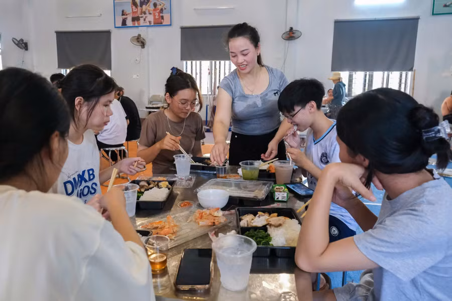 Phụ huynh "tiếp sức" cho các sĩ tử tại Trường THCS Cẩm Đàn. 